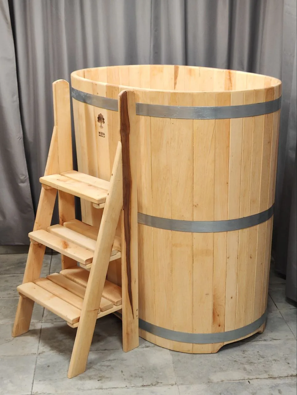 CP-1 wooden tub with steps, three-quarter view