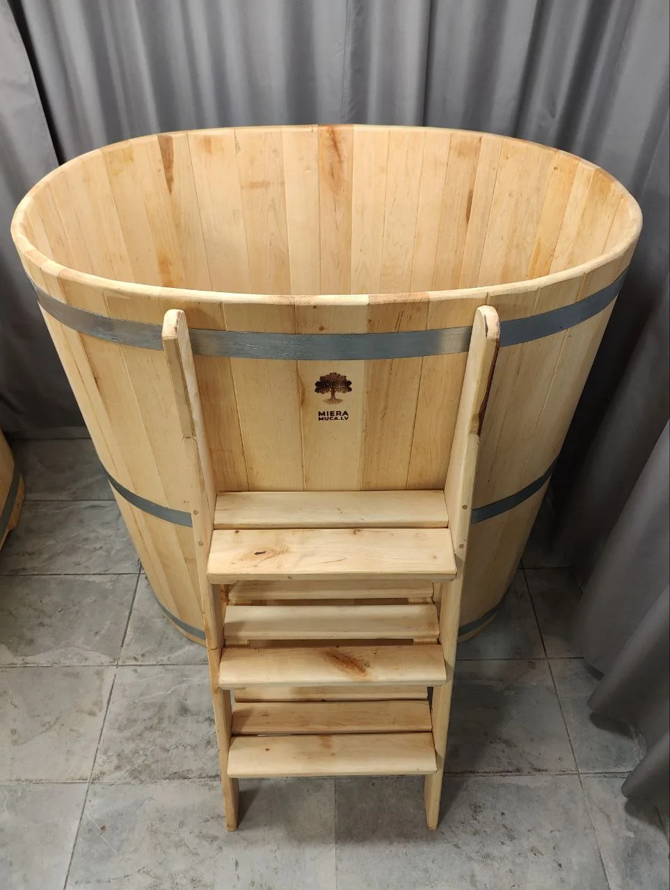 Front view of the CP-1 wooden tub and steps