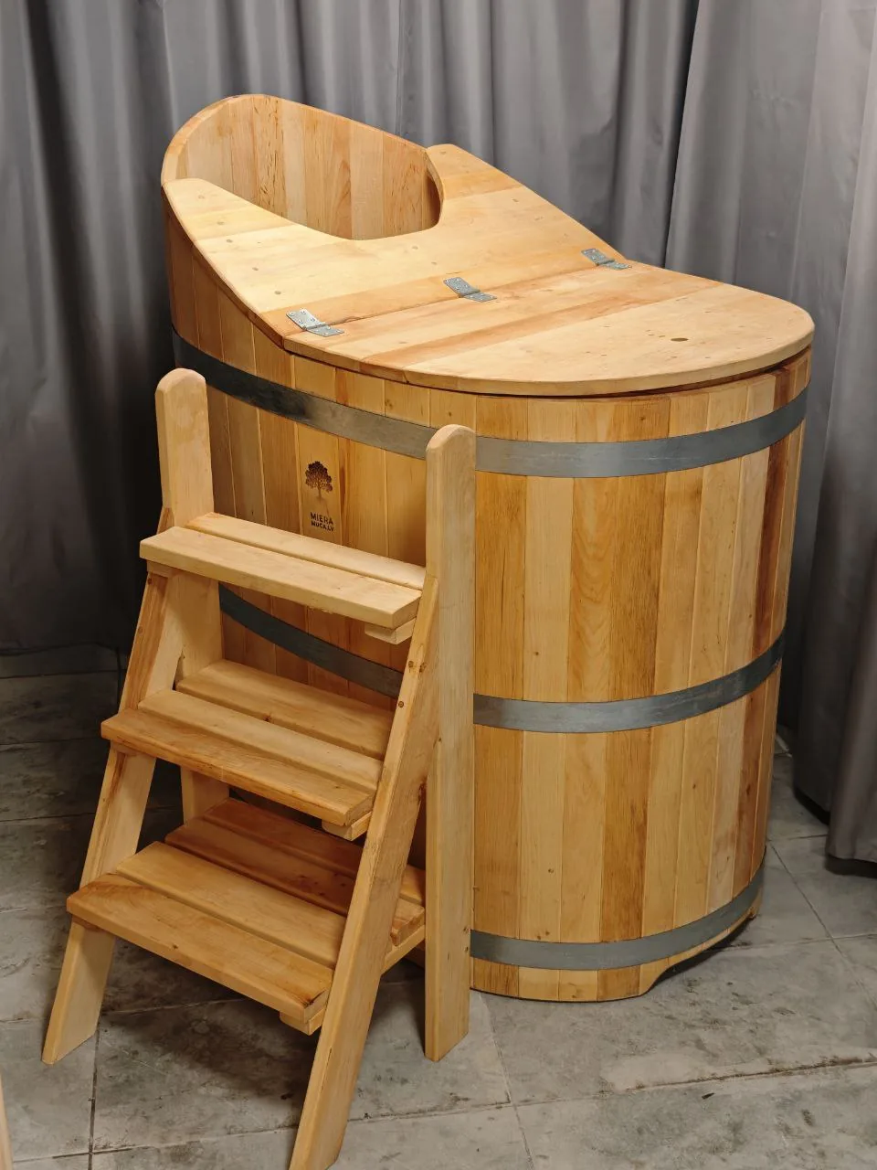 CP-2 wooden tub with cover and steps, three-quarter view