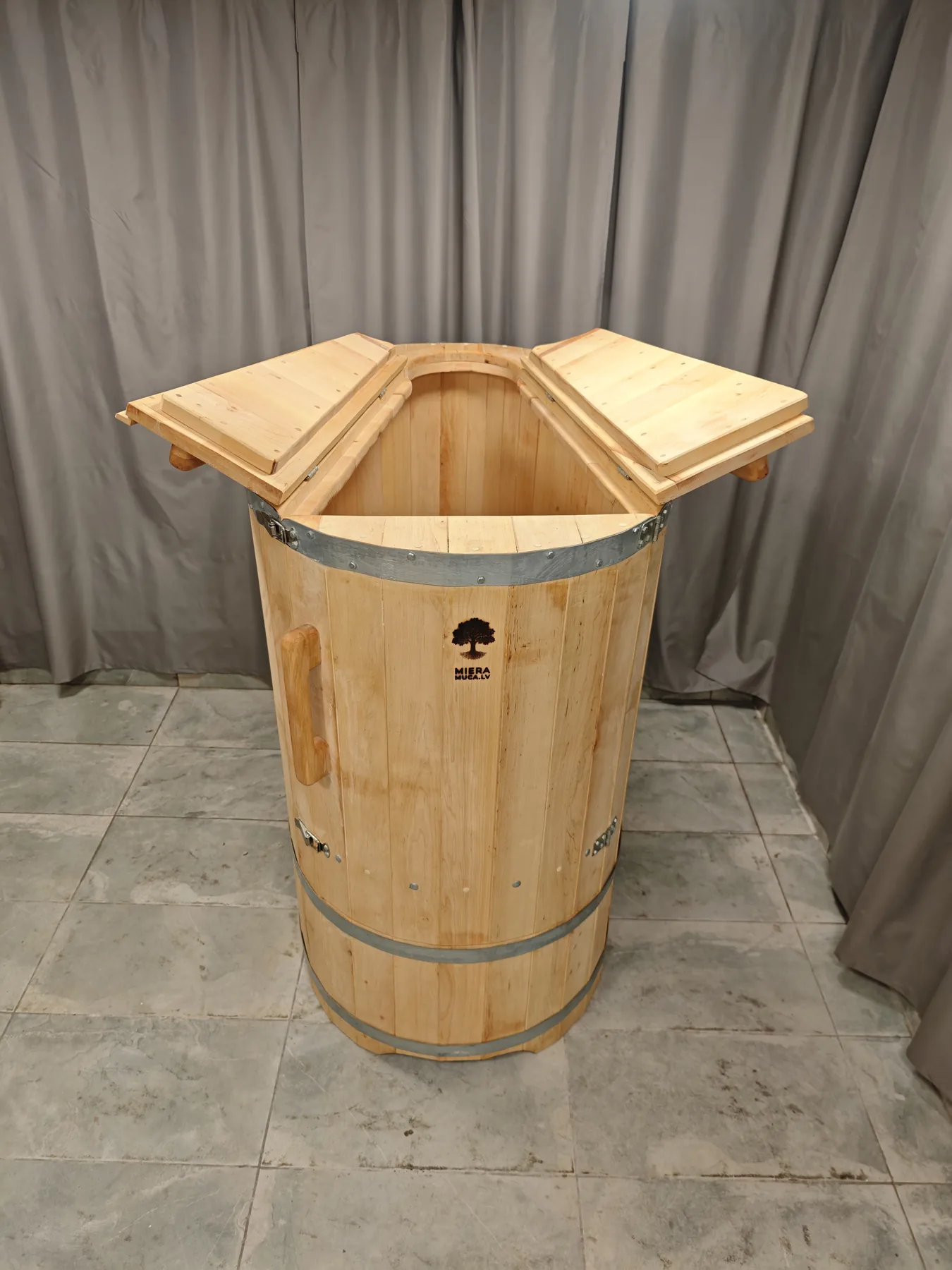 Hercoga Norm-2 with the upper lids open