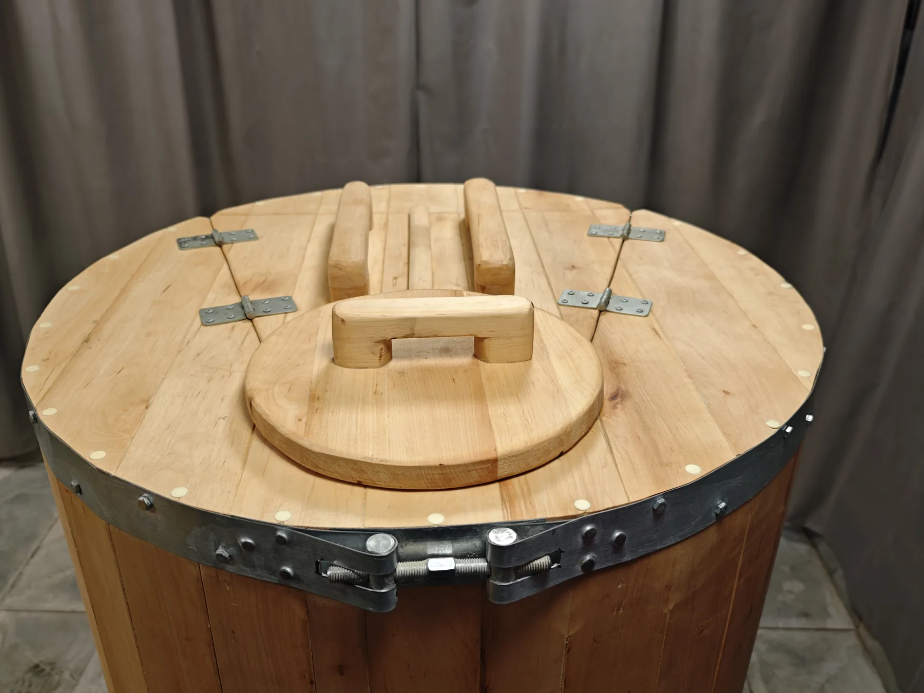 Top view of the Miera Norm-1 lid, handles and hinges
